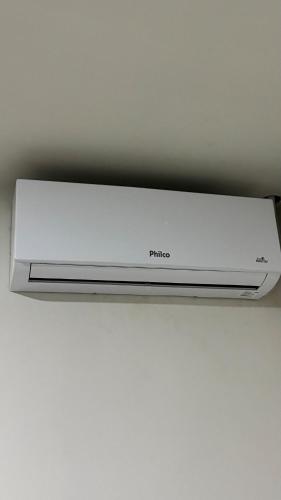 a dvd player sitting on top of a wall at Apto 05 - A&N Estadia Premium - Centro Bandeirantes PR in Bandeirantes