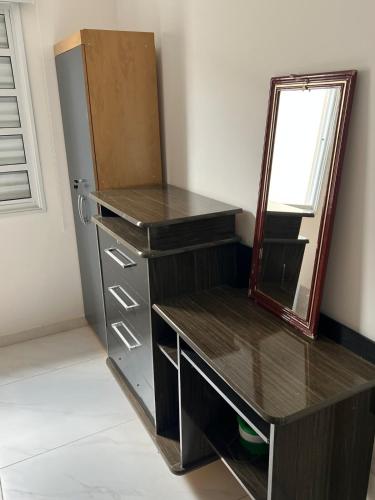 a dressing table with a mirror in a room at Casa Sonho Meu in Joanópolis