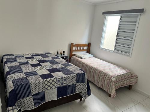 a bedroom with two beds and a window at Casa Sonho Meu in Joanópolis