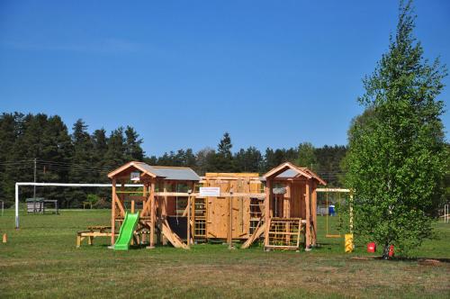 Ο χώρος παιχνιδιού για παιδιά στο Campsite Leiputrija