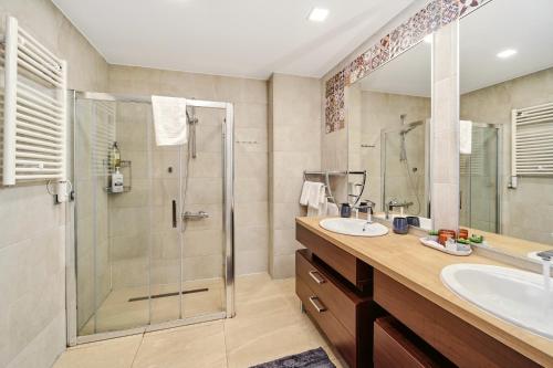 a bathroom with a shower and a sink at Mariah Spa Deluxe Adults Only in Poiana Brasov