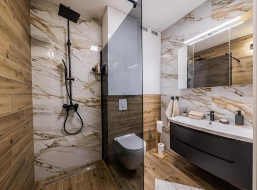 a bathroom with a shower and a toilet and a sink at Deluxe Apartment Bono in Sinj