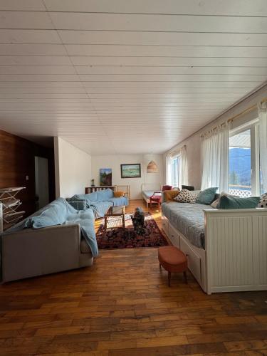 a large room with two beds and a living room at Husie by die see in Tahsis