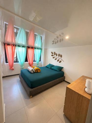 a bedroom with a bed and some windows at La Cazatila in Petite Île
