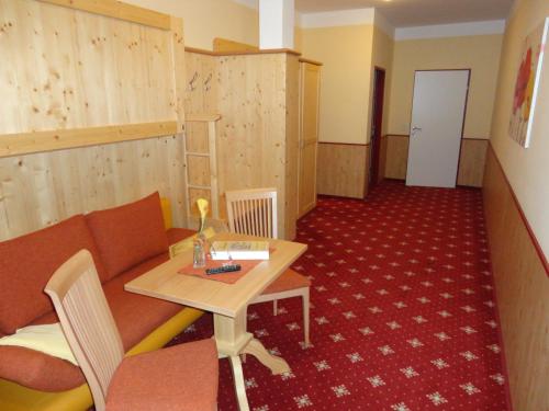 Ein Sitzbereich in der Unterkunft Hotel Hubertushof