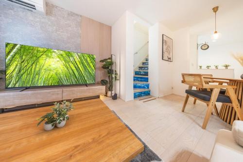 Newly Opened, 6 mins to Skytree, 2 mins on foot to the nearest station, 11 mins by train to Asakusa Station, Max 8 peoplele