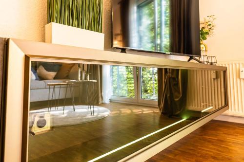 a large fish tank in a living room at Black Mirror inkl WLAN, Parkplatz Krankenhaus Detmold in Detmold