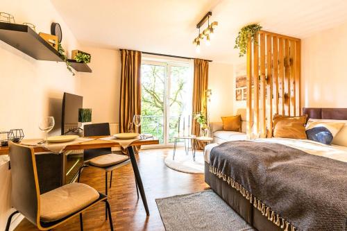 a bedroom with a bed and a desk in a room at Black Mirror inkl WLAN, Parkplatz Krankenhaus Detmold in Detmold