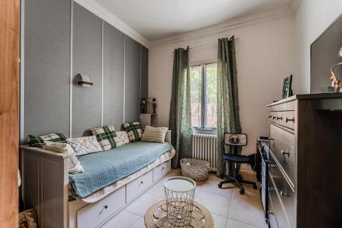 a small bedroom with a bed and a window at Villa Micoco-Bassin d'Arcachon in Gujan-Mestras