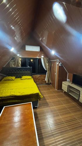 a bedroom with a yellow bed in a attic at Cluster Romantic Superior in Cicadas