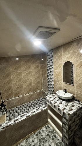 a bathroom with a sink and a bath tub at Cluster Romantic Superior in Cicadas