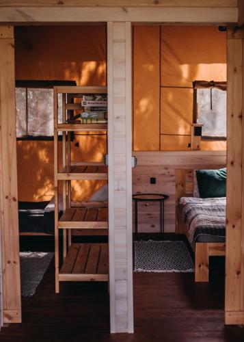 a room with two bunk beds in a cabin at Kwiejcówka in Kwiejce