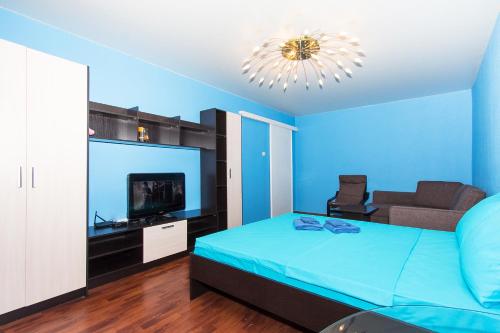 モスクワにあるApartlux Dorogomilovskaya 8の青いベッドルーム(ベッド1台、テレビ付)