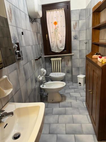 a bathroom with a toilet and a sink at Le Coccole Del Trasimeno in Tuoro sul Trasimeno