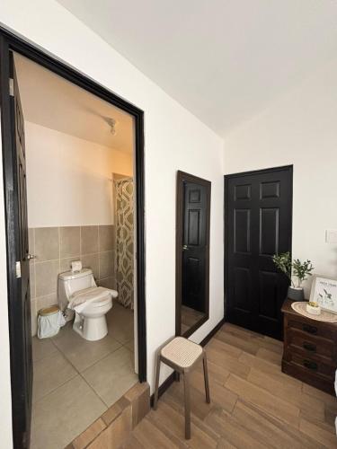 a bathroom with a toilet and a sink at Casa Mura in San Lorenzo El Cubo