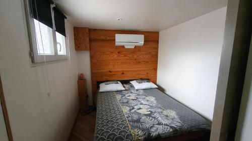 a small bedroom with a bed in the corner at Maison chaleureuse avec parking gratuit sur place in Coulogne