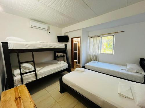 a room with two bunk beds and a window at Angel Mari a Doradal in Doradal