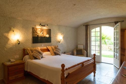 Una cama o camas en una habitación de L' Escapade Hôtel & Restaurant
