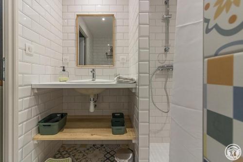 a bathroom with a sink and a mirror at Le logis du lièvre in Lodes