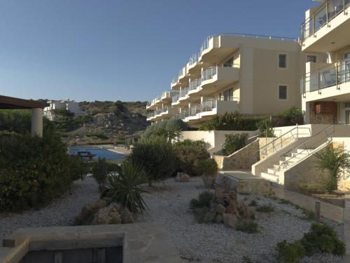 una vista di un edificio con un resort di Lagada Resort a Makris Gialos