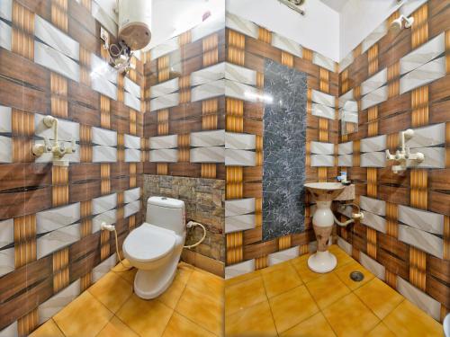 a bathroom with a toilet and a sink at Hotel Radha Rani Bhawan in Vrindāvan