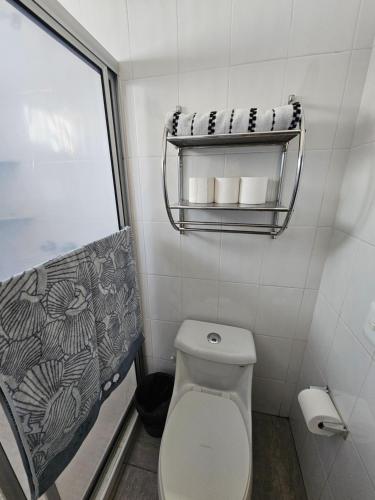a small bathroom with a toilet and a window at Depa 224pa con terraza alberca in San Carlos