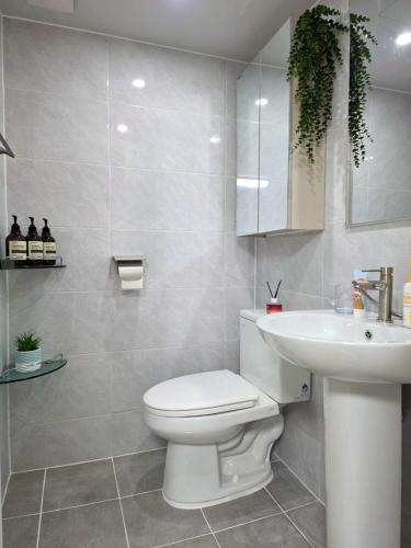 a bathroom with a white toilet and a sink at 스테이 온기 in Suwon