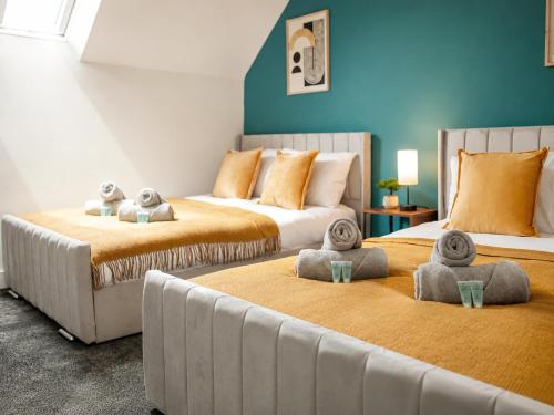 two beds with stuffed animals on them in a room at Groups Haven 5 Bed 2 Bath Hot Tub Pool Table in Attercliffe