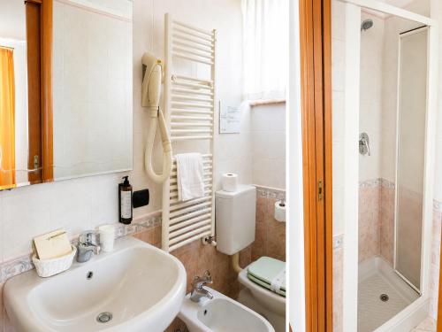 a bathroom with a sink and a toilet at Le Camere DI Lucia Affittacamere in Colà di Lazise