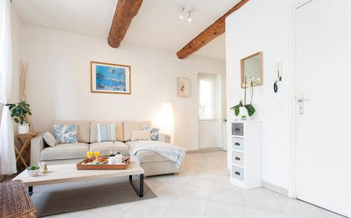 un salon avec un canapé et une table dans l'établissement Pimms Apartment, à Antibes
