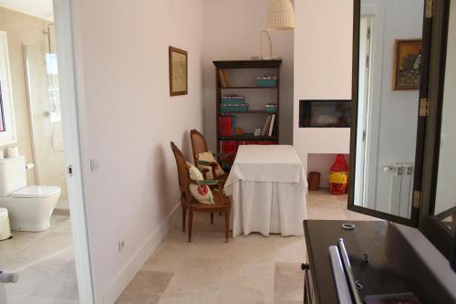 a dining room with a table and chairs in a room at Finca el enebro in Valdemorillo