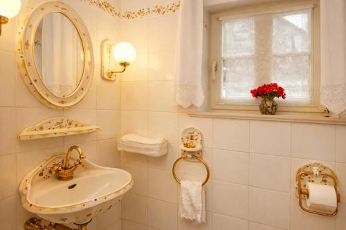 a white bathroom with a sink and a mirror at Fachwerkhaus Bodenwerder in Bodenwerder