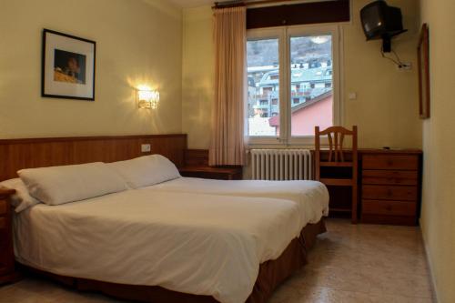 a hotel room with a bed and a window at Evenia Oros in Encamp