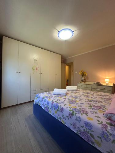 a bedroom with a large bed and white cabinets at Spacious e Modern Comfort Near Center in Lucca