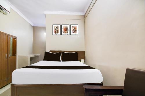 a bedroom with a large bed in a room at Super Collection O NIT More Adityapur Formerly Hotel Subheksha in Jamshedpur
