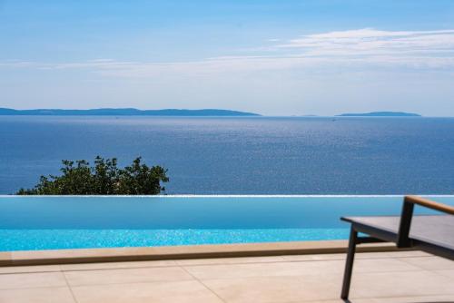 Seaview Villa Allure, Luxurious 4 en-suite bedroom Retreat with panoramic sea views
