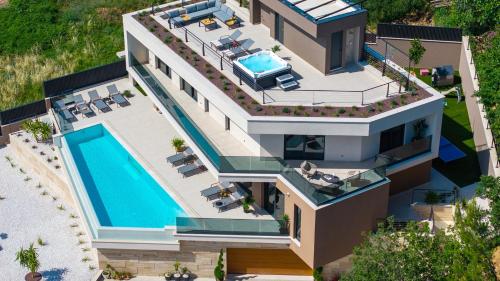 Seaview Villa Allure, Luxurious 4 en-suite bedroom Retreat with panoramic sea views