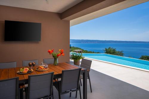 Seaview Villa Allure, Luxurious 4 en-suite bedroom Retreat with panoramic sea views