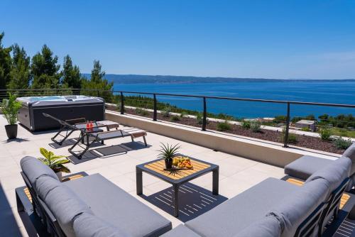 Seaview Villa Allure, Luxurious 4 en-suite bedroom Retreat with panoramic sea views