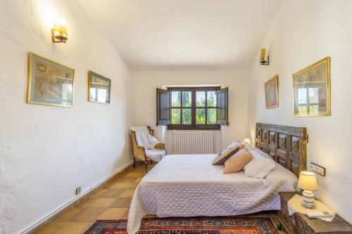 a bedroom with a large bed and a window at Apartamento I Els Cucons in Sant Pere de Ribes