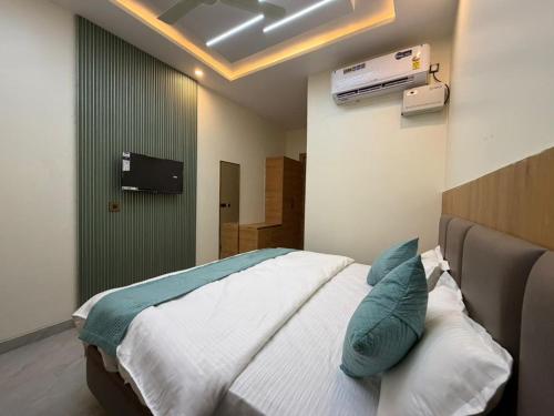 a bedroom with a bed and a television in it at Hotel Kanta Kuteer Barsana in Barsāna