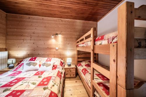 a bedroom with two bunk beds in a cabin at Le petit Chalet in Morzine