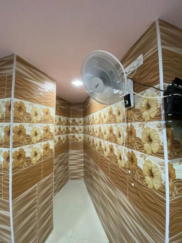 a room with a fan and a room with bread at Cameron Keafarm Hotel in Brinchang