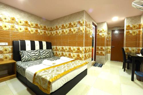 a bedroom with a bed and a dining room at Cameron Keafarm Hotel in Brinchang