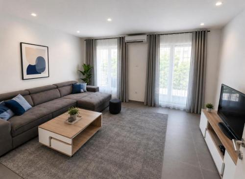 Half of house to rent - family Zelenika