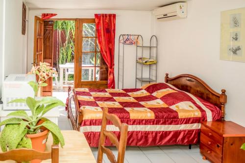 Ένα ή περισσότερα κρεβάτια σε δωμάτιο στο Studio Anse L'Etang