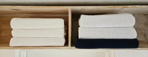 two sets of towels in a wooden box at 스테이 노랑 stay norang in Daegu