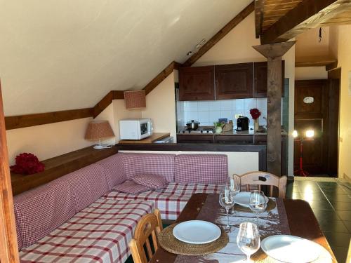 ein Wohnzimmer mit einem rosa Sofa und einem Tisch in der Unterkunft Sestriere-Sises Lodges, Appartamenti Moderni, vicino alle piste in Sestriere