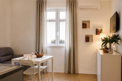 a living room with a table and a window at Vicolo 25 in Cinisi