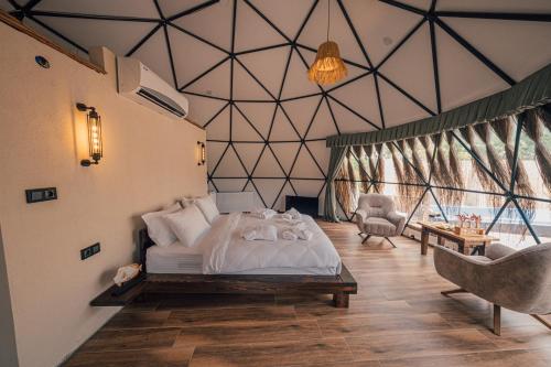a bedroom with a large bed in a room at Dedeman Village Sapanca in Sakarya